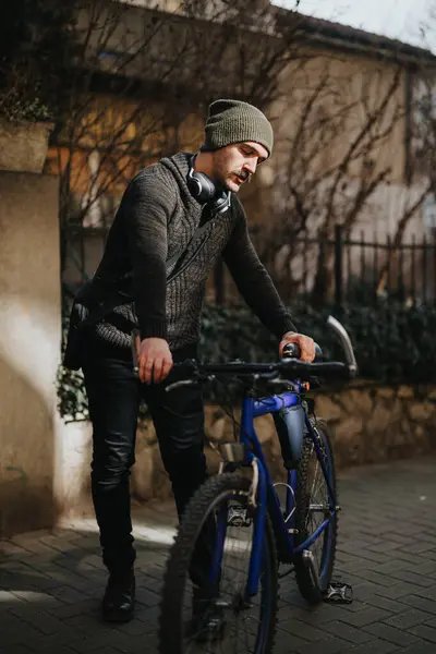 Stylový Muž Neformálním Zimním Oblečení Zastaví Slunné Ulici Bicyklem Kolem — Stock fotografie