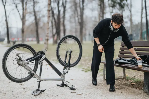 Bir Adamı Bisikletini Tamir Etmek Için Parkta Mola Verir Yaşam — Stok fotoğraf