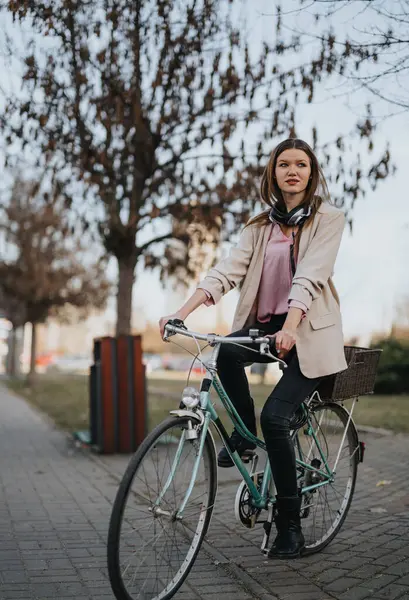 Случайно Одетая Молодая Женщина Винтажном Велосипеде Останавливается Время Расслабленной Поездки — стоковое фото