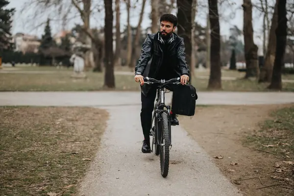 Deri Ceketli Yakışıklı Bir Işadamı Şehir Parkında Bir Bisikletin Üzerinde — Stok fotoğraf