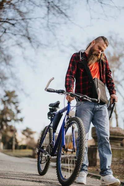 Stylowy Biznesmen Brodą Korzystający Smartfona Obok Roweru Środowisku Miejskim Obrazujący — Zdjęcie stockowe