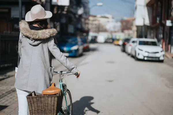 城市街道上戴着自行车帽的时髦女人 — 图库照片