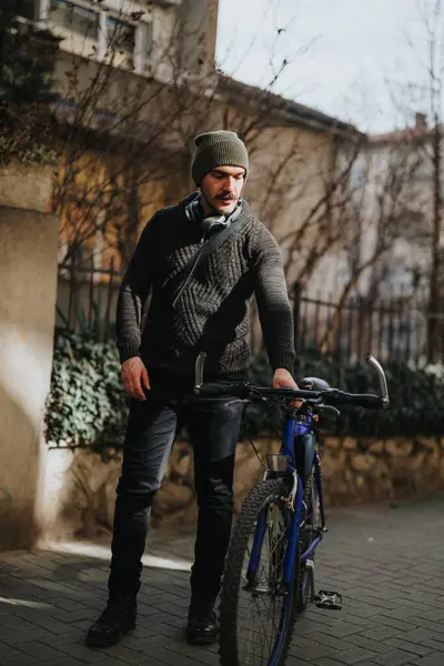 Bereli Bir Adam Bisikletle Güneşli Bir Caddede Duruyor Şehir Tarzı — Stok fotoğraf