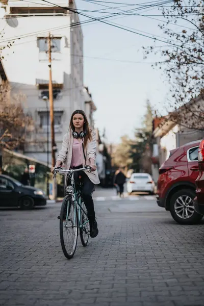 Молодая Взрослая Женщина Катающаяся Велосипеде Городской Улице Источает Чувство Свободы — стоковое фото