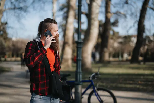 Der Bärtige Geschäftsmann Telefoniert Während Mit Seinem Fahrrad Einem Stadtpark — Stockfoto