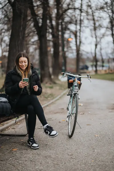 Usmívající Mladá Žena Sedí Lavičce Parku Používá Svůj Chytrý Telefon — Stock fotografie