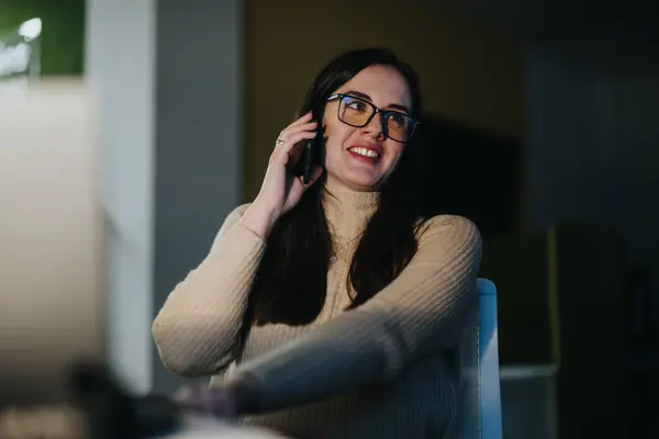 Tardío Noche Oficina Moler Una Mujer Habla Por Teléfono Mientras — Foto de Stock