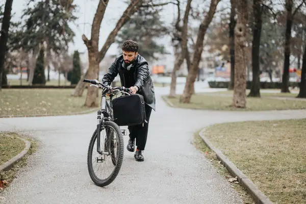 Çağdaş Bir Girişimci Şehir Parkında Bisikletine Binmeye Hazırlanıyor Kurye Çantasındaki — Stok fotoğraf