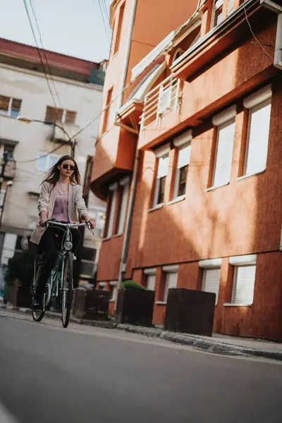 Güneş Gözlüklü Şık Bir Genç Kadın Güneşli Bir Şehirde Bisiklet — Stok fotoğraf