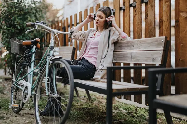 Adulto Joven Relajado Con Auriculares Sentados Junto Bicicleta Entorno Tranquilo — Foto de Stock