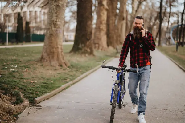 Sakallı Hippi Bir Işadamı Şehir Parkında Bisikletiyle Yürüyor Cep Telefonuyla — Stok fotoğraf