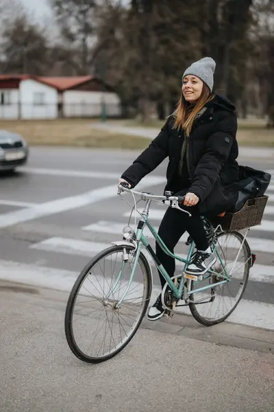 Joven Sonriente Disfrutando Paseo Bicicleta Parque Urbano —  Fotos de Stock