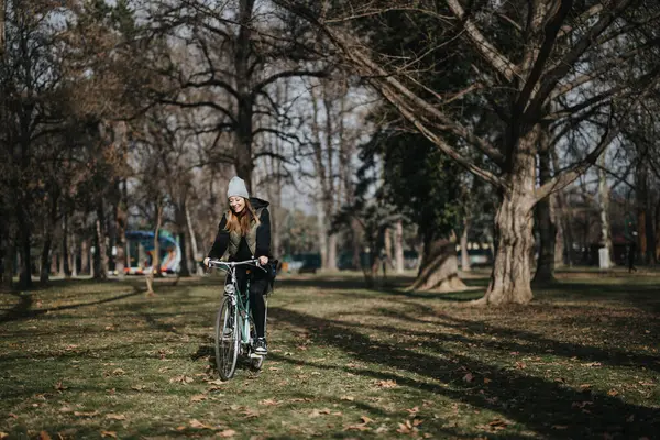 Joven Ciclista Sonriente Con Atuendo Casual Montando Una Bicicleta Vintage —  Fotos de Stock
