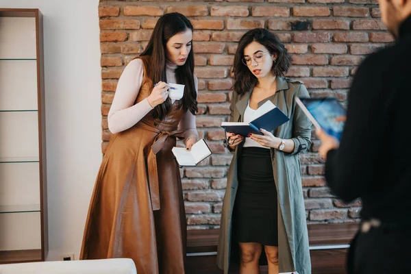 Två Professionella Kvinnor Diskuterar Arbete Med Anteckningsblock Och Kaffe Tegelkontorsmiljö — Stockfoto