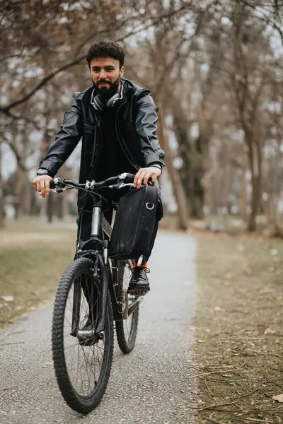 Snygg Skäggig Affärsman Utomhus Med Cykel Arbetar Distans Urban Park — Stockfoto