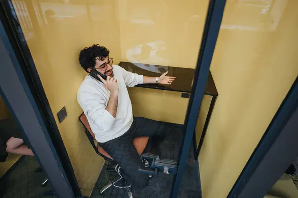 Telefon Kulübesinde Oturan Bir Çalışan Telefonla Konuşuyor Hareketleriyle Anlatıyor — Stok fotoğraf
