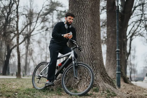 Active Man Resting Mountain Bike Urban Park Using Smart Phone — Stock Photo, Image
