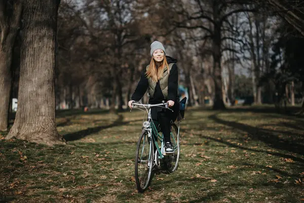 Une Jeune Femme Joyeuse Portant Bonnet Fait Vélo Dans Parc — Photo