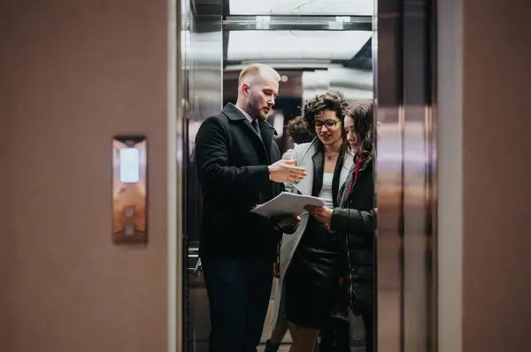 Équipe Affaires Professionnelle Discutant Travail Dans Ascenseur Bureau — Photo