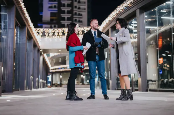 Business Colleagues Having Discussion Outdoors Night Festive Lights — Stock Photo, Image