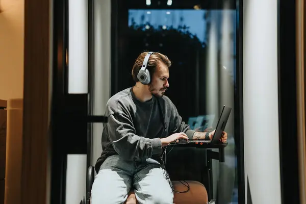 Ofisteki Telefon Kulübesinde Bilgisayarında Video Görüşmesi Yapan Bir Erkek — Stok fotoğraf