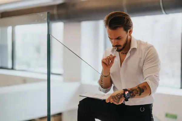 Pensativo Hombre Negocios Tatuado Contemplando Oficina Moderna —  Fotos de Stock