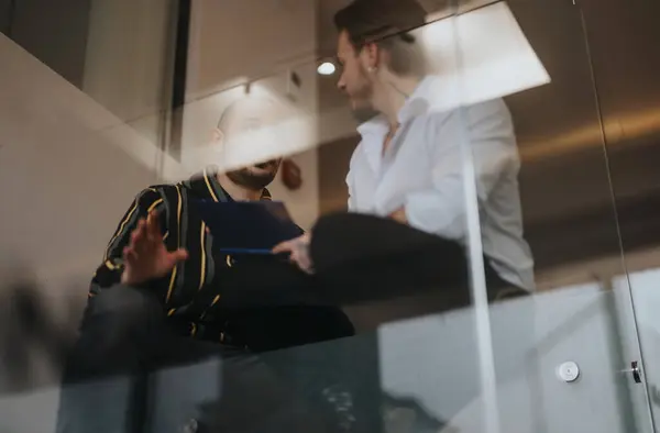 Zwei Berufskollegen Gespräch Hinter Gläserner Bürotür — Stockfoto