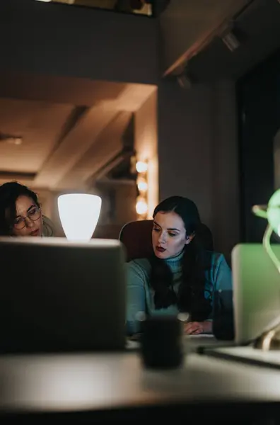 Focused Female Colleagues Collaborating Late Night Office Setting — Stock Photo, Image