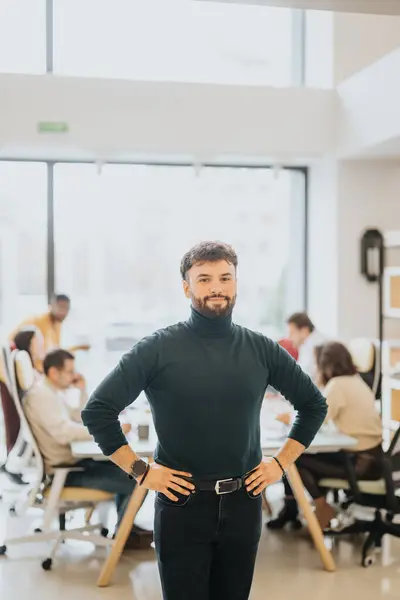 Joven Seguro Profesional Masculino Con Cuello Alto Una Oficina Con — Foto de Stock
