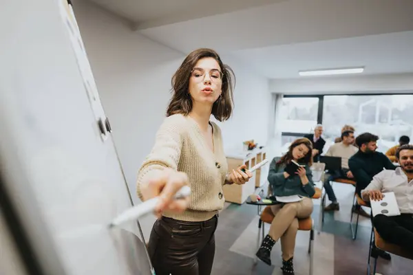 领导创意办公室讲习班的有信心的女商业专业人员 — 图库照片