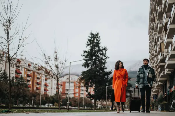 Ein Modernes Paar Wandert Mit Koffern Durch Ein Stadtbild Und — Stockfoto