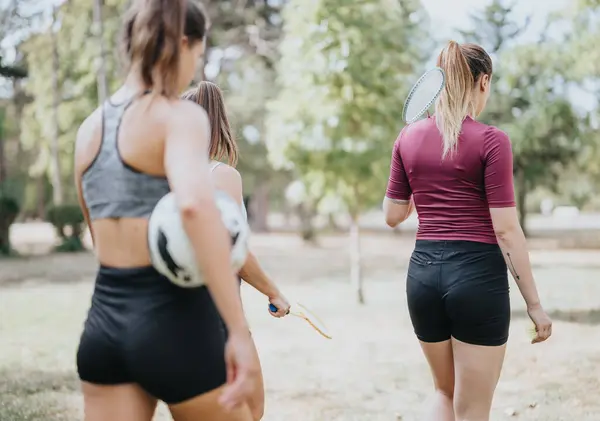 Formda Sporcular Dışarıda Antrenman Yapar Kızlar Doğada Yürür Konuşur Antrenmandan — Stok fotoğraf