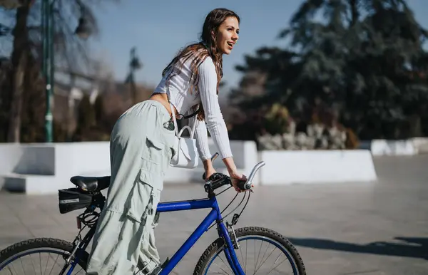 活跃的年轻人 穿着休闲装骑蓝色自行车 表达了城市的自由和休闲 — 图库照片