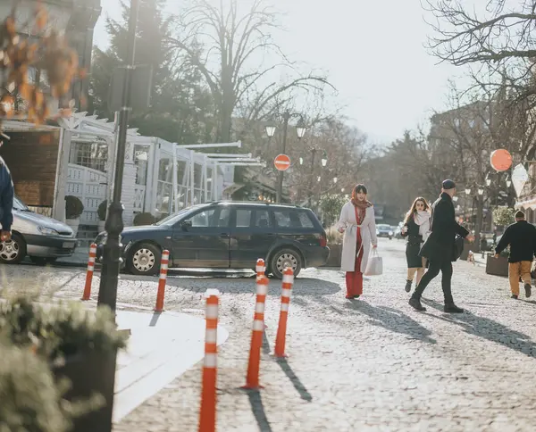 Různí Lidé Chodí Dlážděné Ulici Zimě Slunečný Den — Stock fotografie