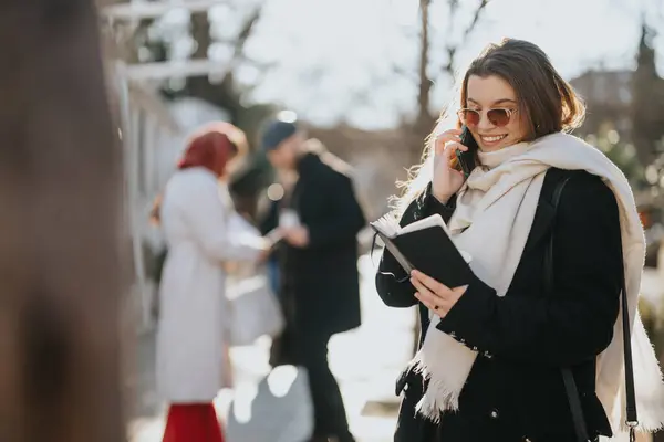 Wesoły Biznes Młoda Kobieta Rozmawia Przez Telefon Trzymając Notatnik Zewnątrz — Zdjęcie stockowe