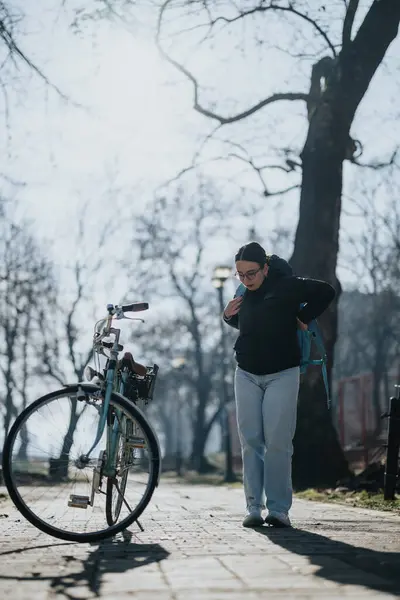 Kvinnlig Stadspendlare Klädd Avslappnade Kläder Promenader Med Sin Cykel Solbelyst — Stockfoto
