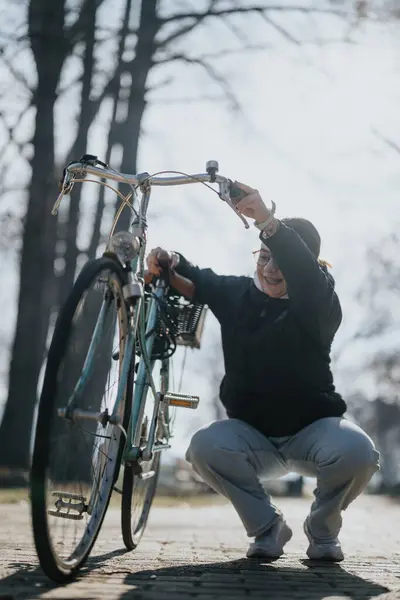 Lycklig Kvinna Har Kul Med Sin Cykel Soldränkt Park Skrattar — Stockfoto