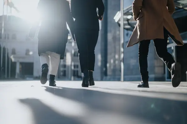 Equipo Negocios Urbanos Caminando Juntos Entorno Ciudad Estilo Vida Corporativo — Foto de Stock