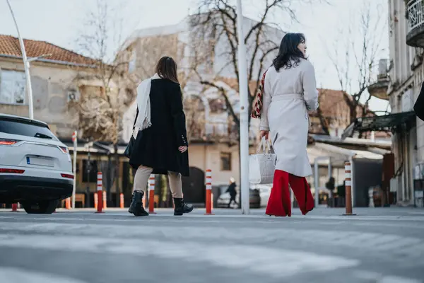 Due Giovani Imprenditrici Che Camminano Sulla Strada Della Città Inverno — Foto Stock