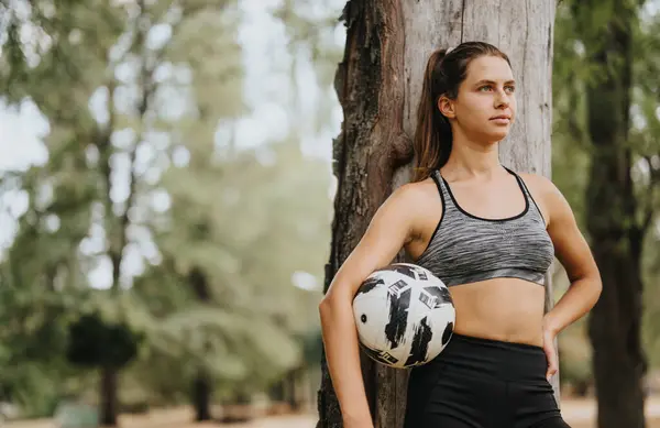 Sportliche Frau Genießt Outdoor Training Mit Fußball Sonnigen Park — Stockfoto