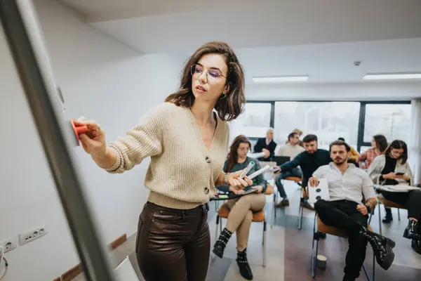 Selbstbewusste Pädagogin Leitet Einen Business Workshop Einem Modernen Klassenzimmer — Stockfoto
