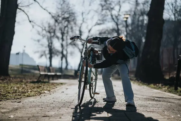 Aktiv Person Böja Över Fastställande Cykel Solig Park Väg — Stockfoto