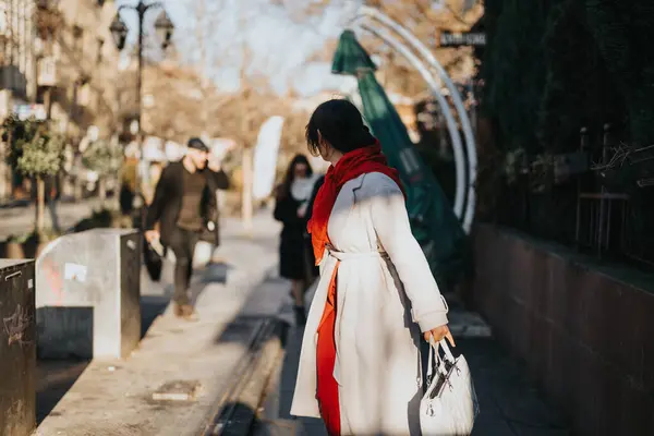 Mujer Moda Caminando Zona Urbana Ciudad Con Estilo Elegante —  Fotos de Stock