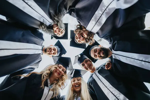 身穿毕业礼服和帽子的笑着学生们站在户外圆圈庆祝他们的成就 关于团队合作成功 实现目标和大学里程碑的记忆 — 图库照片