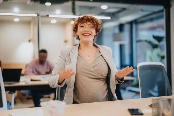Μια Έγκυος Επιχειρηματίας Γιορτάζει Τις Επιτυχίες Της Στο Γραφείο — Φωτογραφία Αρχείου