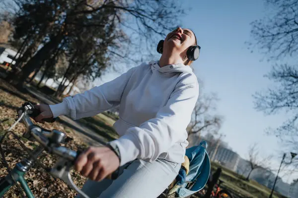 Mujer Con Una Sonrisa Dichosa Bicicleta Parque Urbano Disfrutando Día — Foto de Stock