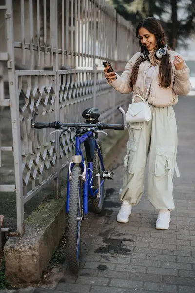 Une Jeune Femme Joyeuse Tient Côté Vélo Engageant Avec Son — Photo