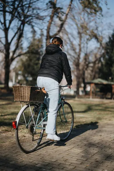 Задний Вид Женщину Катающуюся Велосипеде Спокойной Парковой Среде Символизирующий Активный — стоковое фото