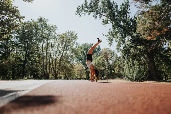 主动生活方式的概念 在公园里做跑车的女孩 健康与欢乐户外运动 — 图库照片