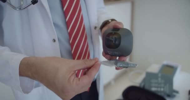 Lékařský Specialista Který Připravuje Laryngoskop Vyšetření Krku Nebo Ucha Svého — Stock video
